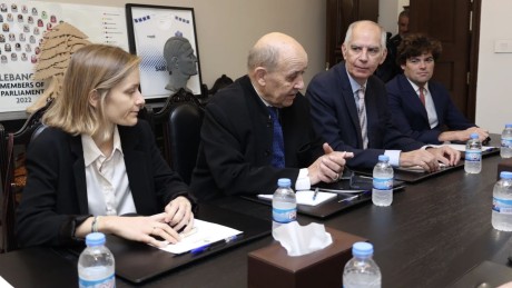 لودريان  بلا مبادرة وفرنسا خارج مقاعد التأثير