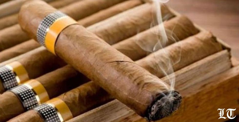 الشوكولاتة والاسبريسو والشاي والفواكه المجففة مع السيجار