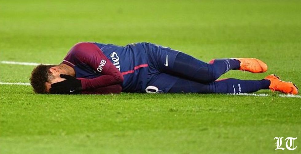 نيمار يخرج من الملعب باكيا
