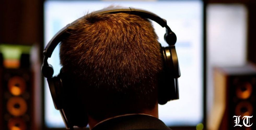 جيل الألفية يتلف سمعه بالاستماع للموسيقى الصاخبة