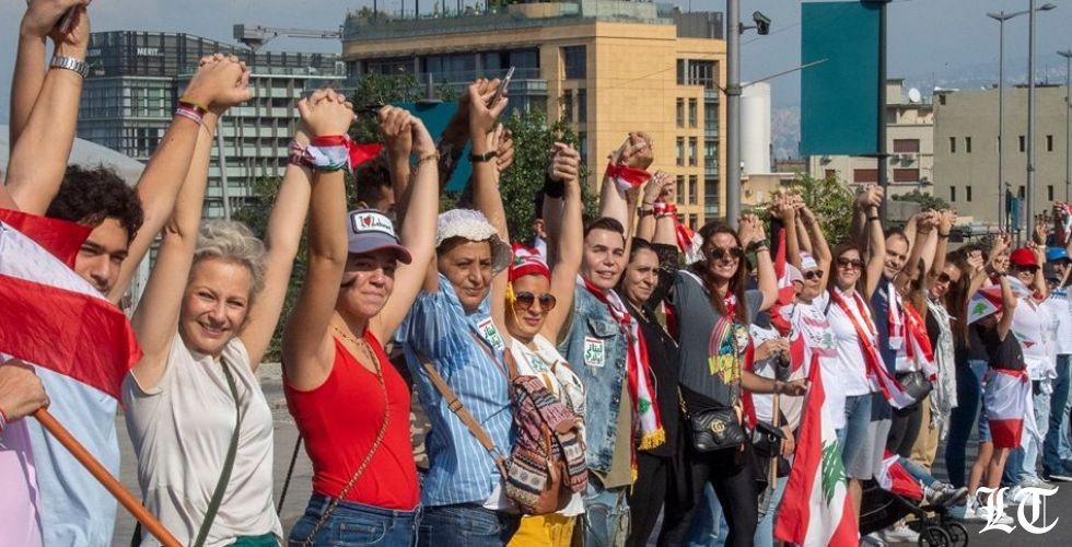 تبادل قطع الطرقات بين السلطة والمتظاهرين