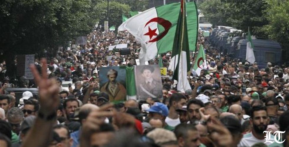 المحتجون في الجزائر يصعدون ضغوطهم بمظاهرات جديدة لرفض الانتخابات واعتقال العشرات