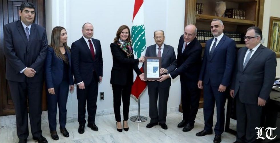 رئيس الجمهورية تسلم من البستاني نسخة من اول رخصة حفر بئر نفطية