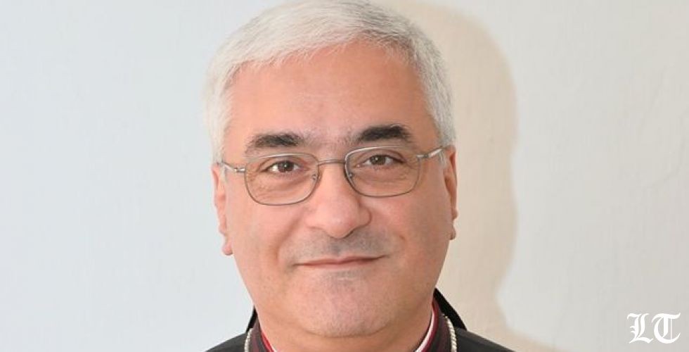 مطران بيروت  للرؤساء الثلاثة:اعملوا مع الثوار أو الاستقالة أشرف