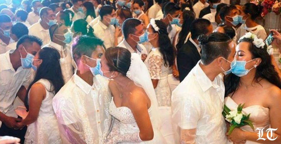 القبلات بالكمامات.. في حفل زفاف جماعي