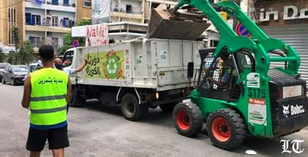 شباب وشابات وبلدية بشمزين في بيروت لرفع الأنقاض