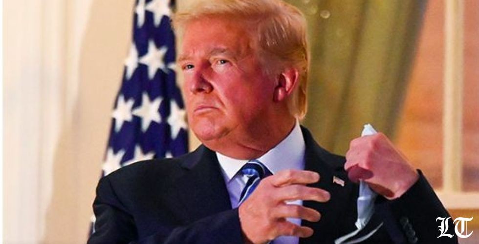 ترامب يثير رعب الأطباء بنزعه القناع ويبقى متراجعا في الاستطلاعات