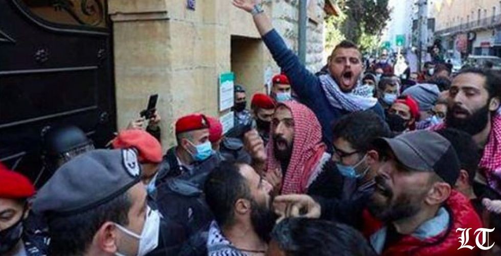 رويترز عن طلاب لبنانيين: أزمة العملة تضع الرسوم الدراسية في خانة المستحيل