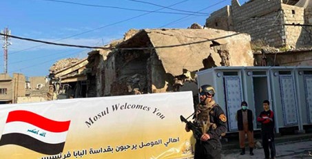 البابا يُدخل الكاميرا الى أطلال الموصل