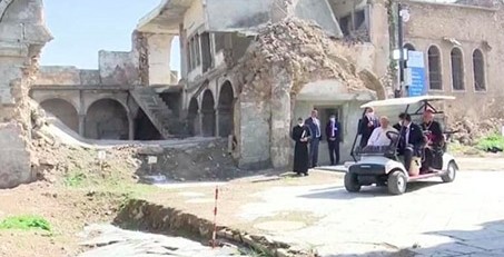 البابا يُدخل الكاميرا الى أطلال الموصل