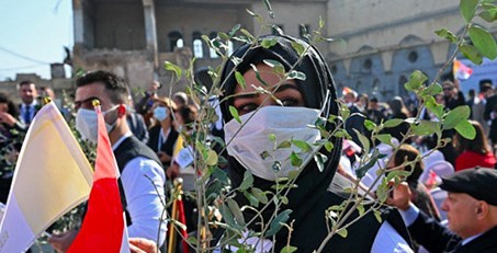 البابا يُدخل الكاميرا الى أطلال الموصل