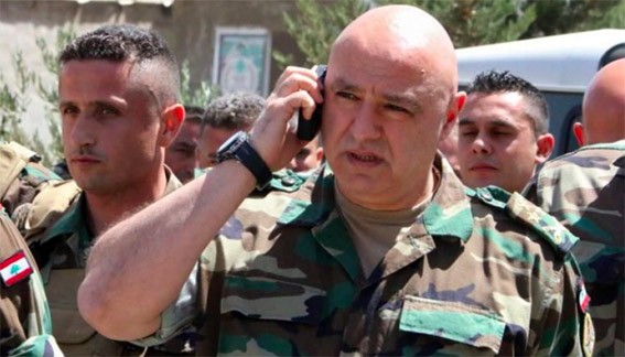 قائد الجيش في حقل الألغام