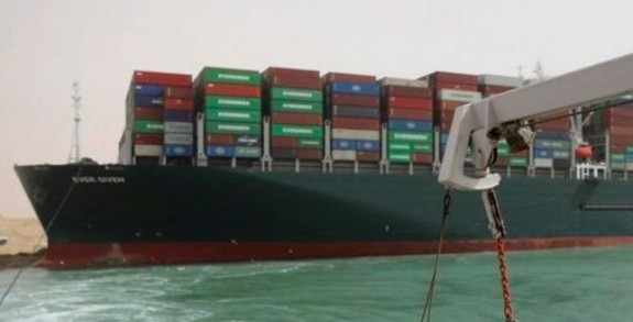 تعويم السفينة الجانحة في قناة السويس