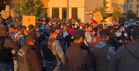 مسيرة الى بيت الوسط تحت شعار: ارحلوا