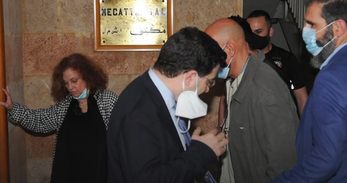 القاضية عون تعود الى مكاتب مكتف بمؤازرة من مناصرين