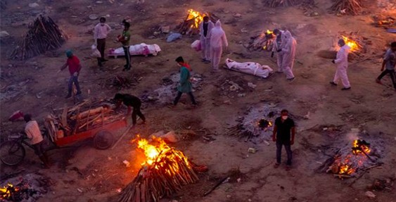 صور لرويترز عن محارق ضحايا فيروس كورونا في الهند