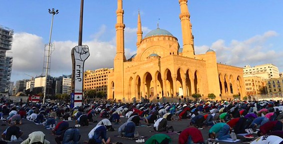 بالصور - المصلون يفترشون ساحة الشهداء للمشاركة في صلاة العيد