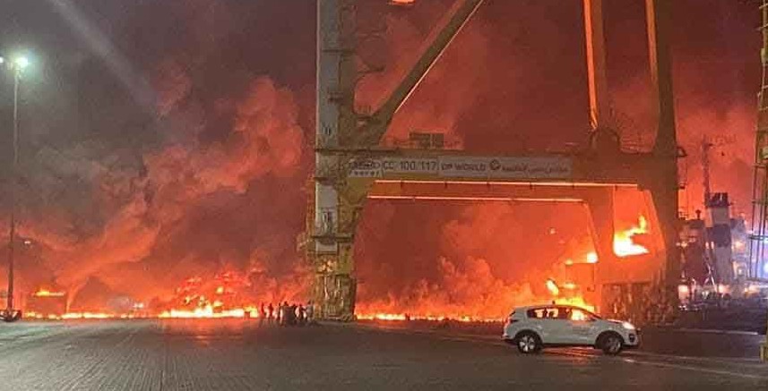 حريق ناتج عن انفجار  في مرفأ  جبل علي في الامارات