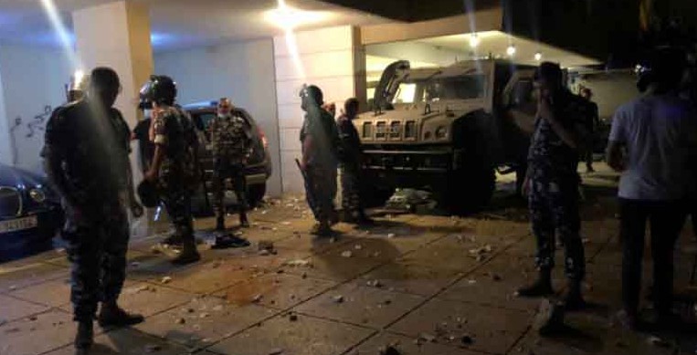 القوى الامنية تُبعد أهالي الشهداء عن مبنى فهمي
