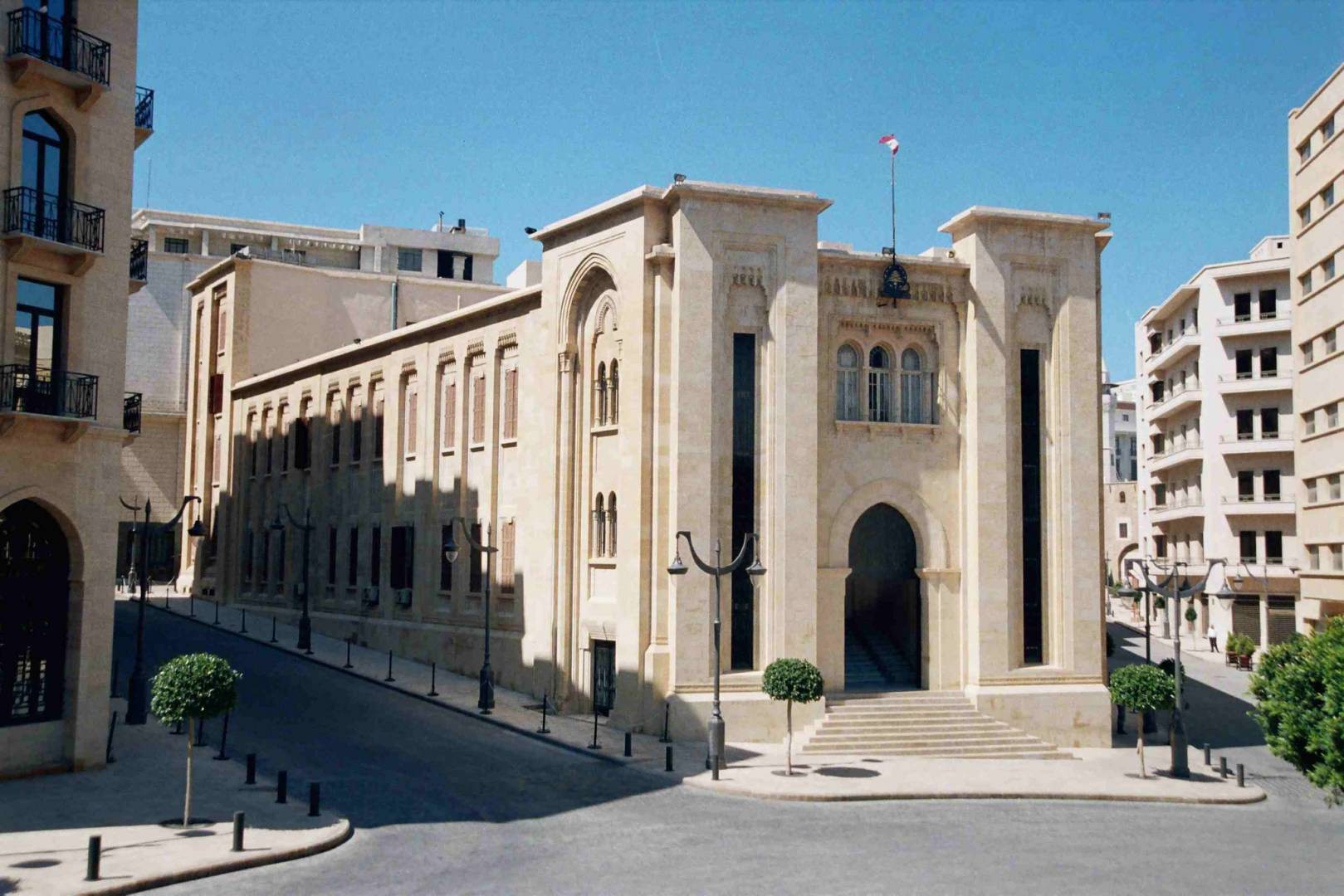 رشق مجلس النواب بالحجارة ومحاولة لاقتحامه