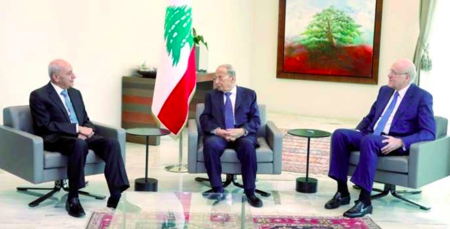 صورة الترويكا قبل الصورة التذكارية للحكومة