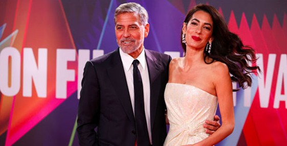جورج كلوني الستيني المخرج الذي يتحدث عن العمر مع زوجته أمل