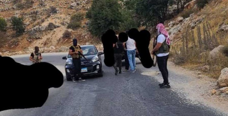 حاجز لآل مشيك على طريق عيون السيمان