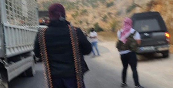 حاجز لآل مشيك على طريق عيون السيمان