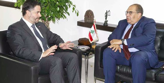 وزير الاقتصاد  ينفي  تثبيت سعر الصرف على 12 ألف ليرة