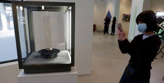 الماسة السوداء: البيع والسر