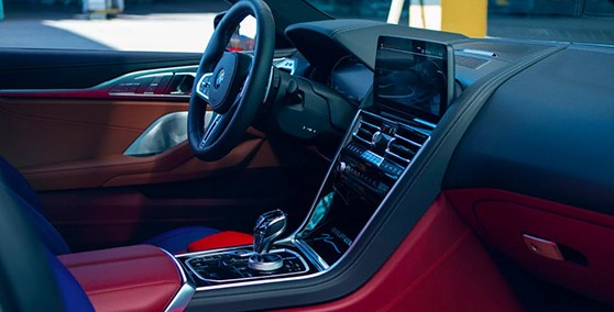 سيارة BMW بالألوان