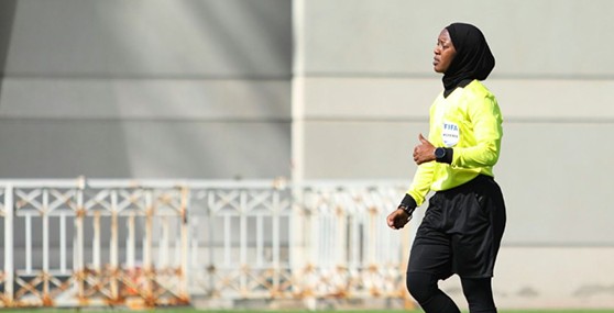 الاماراتية خلود الزعابي أول حكمة في كرة القدم