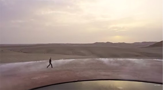 سان لوران يلغي الفاصل بين الذكورية والانثوية