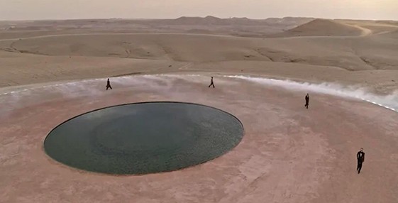 سان لوران يلغي الفاصل بين الذكورية والانثوية
