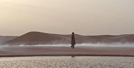 سان لوران يلغي الفاصل بين الذكورية والانثوية