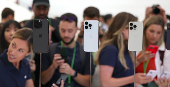"آيفون 14" يتخطى الكوكب