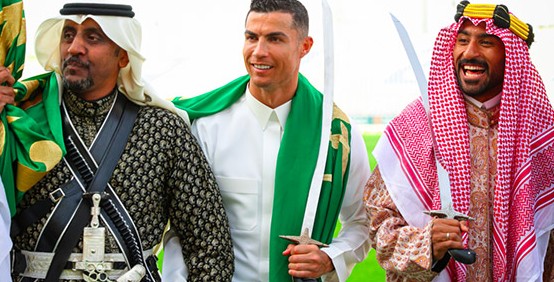 رونالدو يرقص العرضة مرتدياً الثوب السعودي