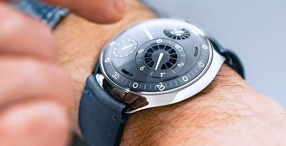 ساعة Ressence تدوم في الزمن