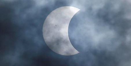 صور نادرة  لكسوف الشمس في جاكرتا والفليبين