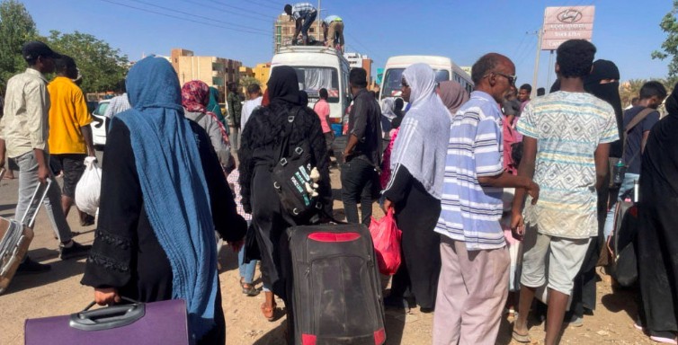 المعارك في الخرطوم تُجبر الناس على النزوح
