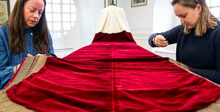 الملك تشارلز الثالث يرتدي ثياب جدّه في حفل تتويجه