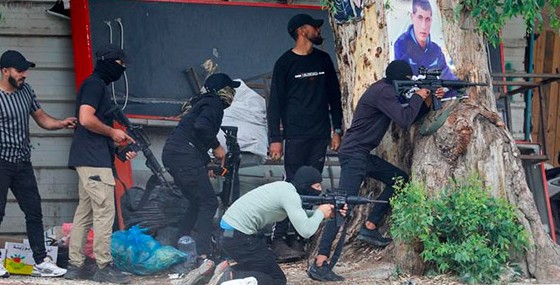 صور فلسطينيين بمواجهة الاحتلال