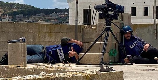 صور فلسطينيين بمواجهة الاحتلال