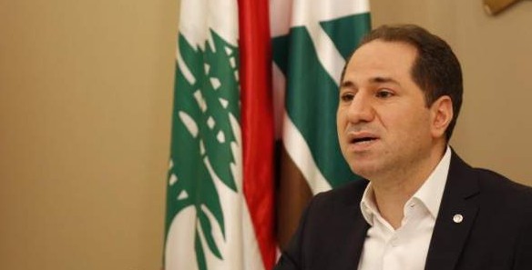 جدل بين وزير المال والجميل