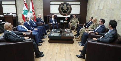 قائد الجيش يفتح "صالونه" للحديث السياسي