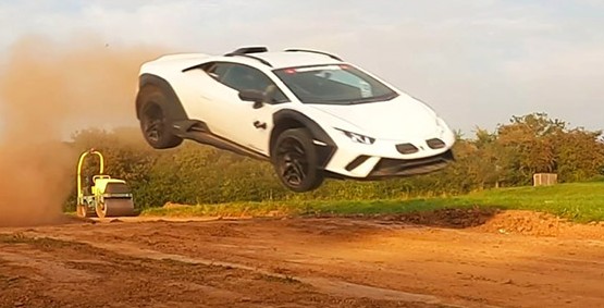 السيارة التي تسير فوق الوعر