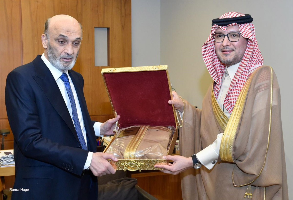 عباءة سعودية لجعجع