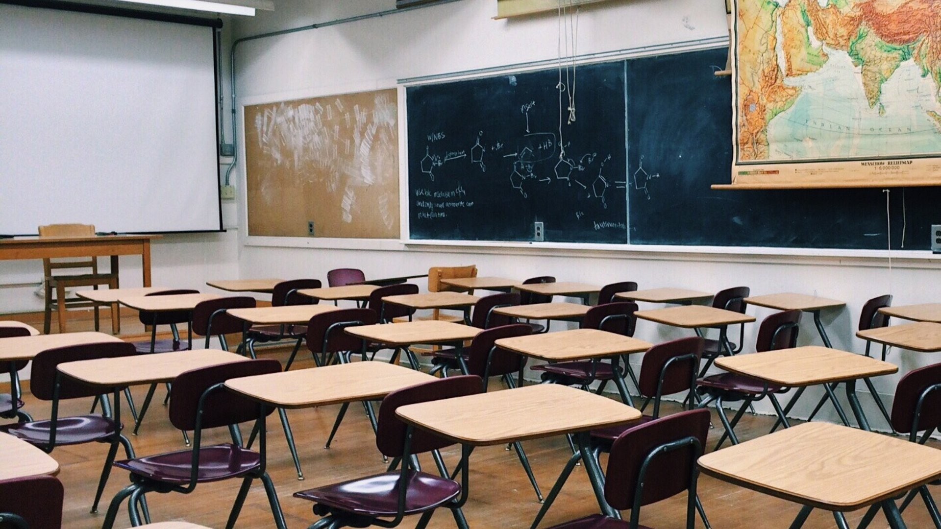 اقفال المدارس والجامعات الأربعاء