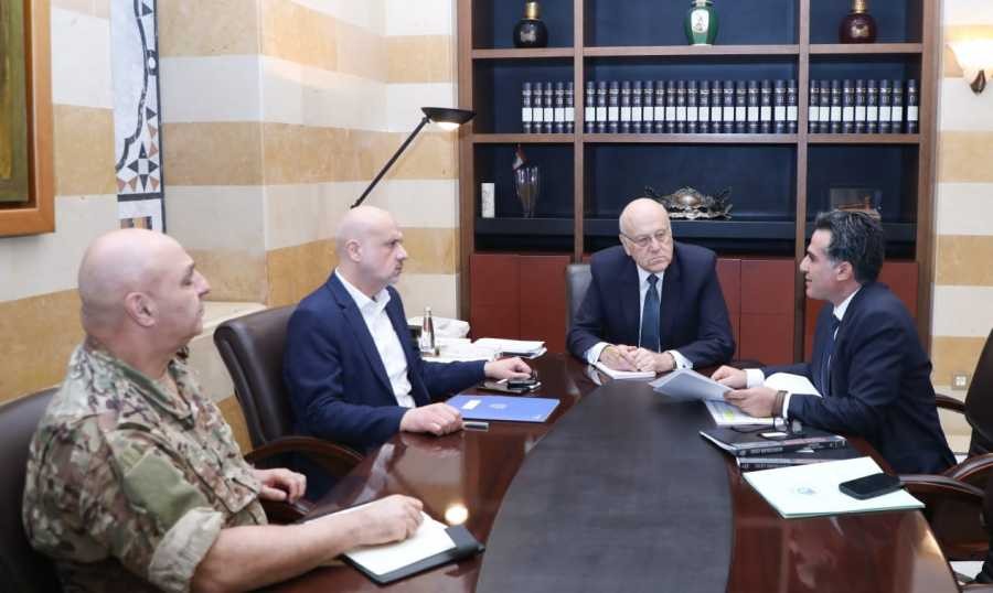 إجتماع أمني في السراي لإبعاد الخطر عن المطار