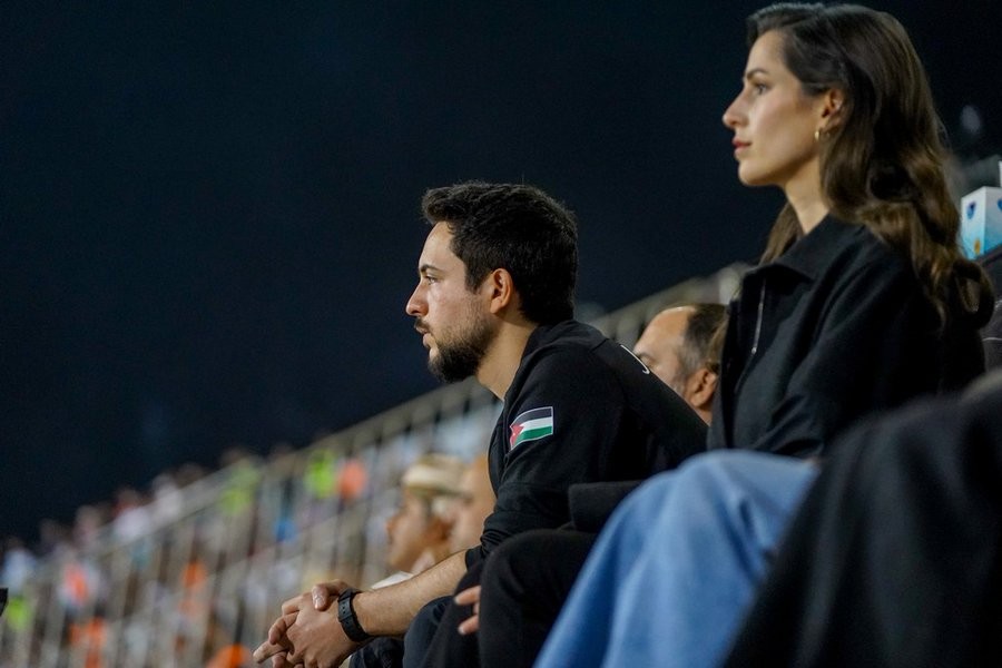 ولي العهد الاردني وزوجته الأميرة رجوة في الملعب